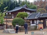 휴일 옥천 육영수 생가 관람하는 중년 부부