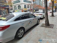 길거리에 차를 대놓고 사라진 택시 기사들그들은 어디로 간 것일까?