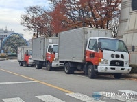 우체국 차량들, 불법 주차에 중앙선 침범까지
