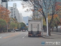 차선 가로 막고 주차한 우체국 차량