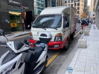 도로를 주차장으로 만든 우체국 차량