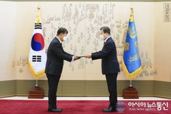 노태강 주스위스대사에게 신임장 수여하는 문재인 대통령