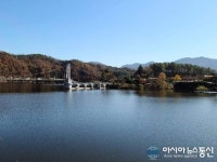 이보다 푸르를까?…진천 초평호의 가을