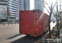 [아통포토] 코카콜라 차량, 불법 주·정차 강행…시민 안전 생각 안 해 교통사교율 ↑