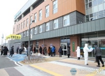 충주시보건소 선별진료소 앞 대기줄