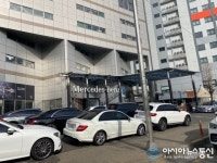 [아통포토] 인도를 점령한 벤츠 차량들 시민들 통행에 불편