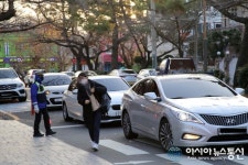 ‘경상남도교육청 제88(창원)지구 제31 시험장’ 진해여고 앞 차량들