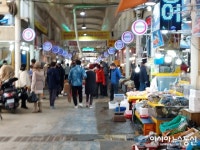 [아통포토]코로나19에 대응 마스크 착용 등 거리두기로 부평종합시장을 찾은 시민들