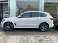 [아통포토] BMW, 주정차로 보행에 불편 겪어