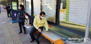 오성택 성산구청장, 버스승강장에 설치한 발열의자 정상작동 등 점검