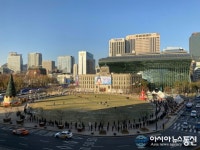[아통포토] 북적이는 서울시청광장 앞 코로나19 선별진료소