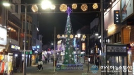 경기 평택시 신장쇼핑몰 내 크리스마스트리 점등