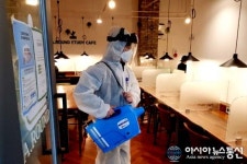 텅 비어있는 카페 안을 방역하는 시민방역봉사단