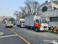 [아통포토] 중앙선 침범과 역주행 주차한 우체국 차량들