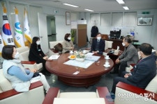 진해구 석동주민자치위원회, 이웃돕기 성금 기탁