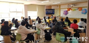 학부모들은 참여하지 못한 초등학교 졸업식