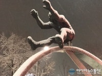 [아통포토] 눈 맞고 있는 조각상