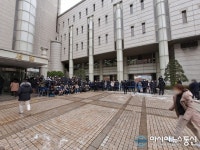 [아통포토] 서울고등법원 앞, 이재용 부회장 기다리는 취재진들