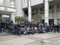 [아통포토] 서울고등법원 앞, 취재진들…코로나19 괜찮을까?