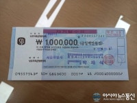 라인댄스 강사 유미희씨, 밀양시 가곡동행정복지센터에 성금과 성품 기탁