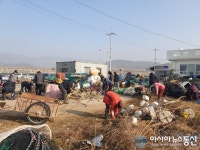 진해구 수도어촌계 어업인들, 설맞이 해안변 대대적 대청소