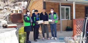 [아통포토]민주평통 영동군협의회, 탈북주민 가정에 명절음식과 상품권 전달