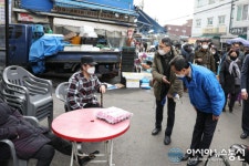 [아통포토] 우상호 의원, 대림시장 찾아