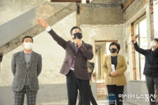 옛 충남도청사 우체국 건물을 둘러보는 김연수 중구의장