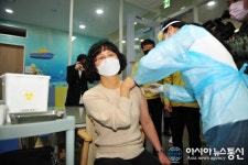 충남 예산군노인요양원 이주희 간호사, 첫 백신 접종