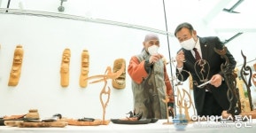 창원시의회, 송강 김대현 작가 ‘솟대와 장승 작품’ 전시