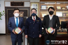 [아통포토]영동군, ‘연휴기간 응급진료체제 운영’ 병원·약국 감사패 전달