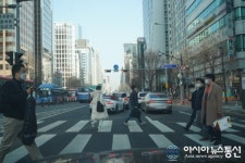 [아통포토] 출근길, 횡단보도를 건너는 시민들