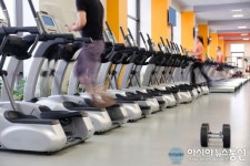 Hong Kong orders compulsory COVID-19 testing after gym cluster hits financial community