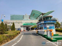 [아통포토] 수원시청 앞, 염태영 시장 규탄 시위하는 근로자들