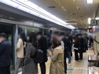 [아통포토] 명일역 출근길…오전 쌀쌀