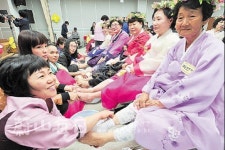 발 씻겨주며 고부 사랑 쑥쑥