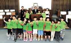 두서초 4학년, 시의회 본회의장 방문