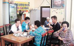 옛고향 식당, 어르신 100분 점심대접