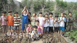 방기초등텃밭결실잔치 농작물 수확 기쁨 나눠