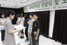 월드비전 지부-울산가정개발센터 등록가정 100명에 교육장려금 전달
