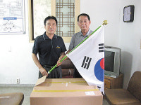 대현동 태양한신아파트 주민에 태극기 무료 배부