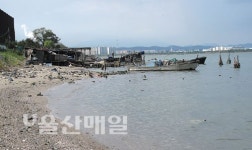 야트막한 고개 너머 산들바람 늦더위에 지친 일행 반기네