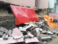 집중호우에 주택담장 와르르∼