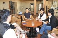 골목마다 달콤쌉싸름한 커피향, 발길 붙든다