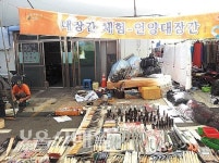 늘어선 좌판마다 인심 듬뿍듬뿍 이 맛에 장터 오는기라
