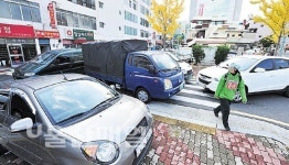 졸지에 주차장 된 인도… 도로로 밀려난 보행자 황당