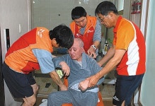 (주)가온 성루카노인전문요양센터 | SK, 가온노인종합센터 어르신 목욕봉사