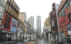 상점 윈도우가 캔버스로…길에서 만나는 전시
