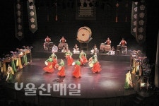 국악으로 듣는 캐럴…선 고운 우리 춤사위…신명나는 북 향연까지