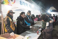 해맞이 관람객에 무료급식 봉사활동